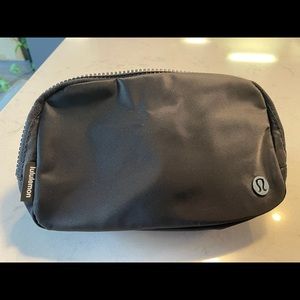Lululemon belt bag - black w/ logo
